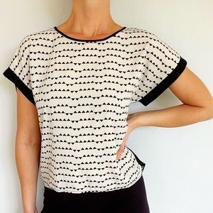 Monteau black white triangle print cut out back chiffon shift blouse size small